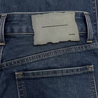Étiquettes de vêtements en cuir écologique avec logo personnalisé, finition imprimée en relief ou débossée, couleur et forme personnalisées pour vêtements et sacs