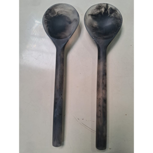 Achetez un ensemble de 2 cuillères en résine avec finition oxydée fumée, ustensiles rustiques faits à la main pour la salle à manger, la cuisine et le service décoratif - Product Image 1