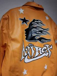 جاكيت من الجلد البرتقالي للرجال مع تطريز بحروف أنيقة وتصميم شخصيات للكلية - Product Image 2