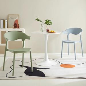 Chaise de bureau Yihang Shangpin avec dossier en corne, populaire sur <span class=keywords><strong>internet</strong></span>, tabouret de bureau, chaise de salle à manger en plastique simple et épaissie, style nordique, non pliable - Product Image 4