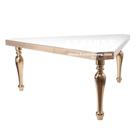 Table de salle à manger moderne, élégante et triangulaire en acier inoxydable doré Mobilier de luxe en verre pour événements et banquets en plein air et hôtels
