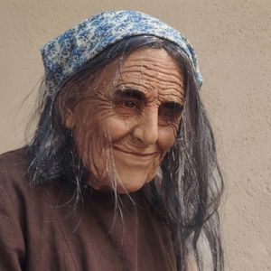 <span class=keywords><strong>Masque</strong></span> de femme âgée en <span class=keywords><strong>latex</strong></span> aux <span class=keywords><strong>cheveux</strong></span> argentés <span class=keywords><strong>avec</strong></span> foulard - Visage <span class=keywords><strong>réaliste</strong></span> ridé, lèvres étroites, nez large, yeux doux - Fête d'Halloween - Product Image 2