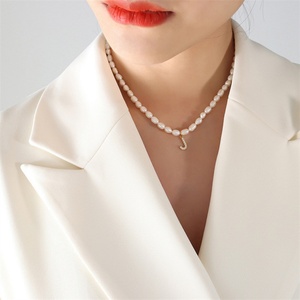 Collar de Alta Calidad con Cadena de Perlas Naturales de Agua Dulce, Acero de Titanio y Colgante con Letra Inicial de 26 Circonitas - Product Image 5