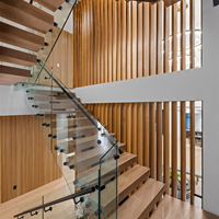 Escalier en bois composite à poutre simple avec marches en verre, construction modulaire moderne, hauteur personnalisée, balustrade intérieure pour projet de villa