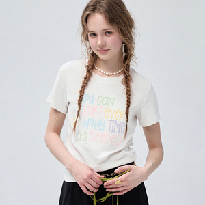 Camiseta Informal de Estilo Dulce para Mujer VEGA CHANG, Blanca con Cuello Redondo, Manga Corta, Estampado de Letras Multicolor y Tela con Diseño de Puntos - Product Image 1