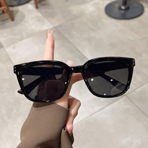 แว่นกันแดด Qianai รุ่น Unisex กรอบ PC ป้องกันรังสียูวี 400 เลนส์ 3 แบบ ตกแต่งหมุด ดีไซน์ทันสมัย สไตล์สตรีท - Product Image 4