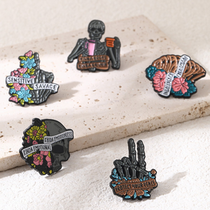 万圣节骷髅手指头胸字母保护你的和平骨架胸针合金翻领恐怖衣服帽子金属珐琅别针 - Product Image 4