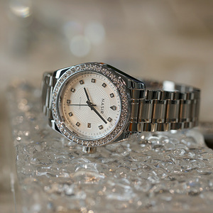 Montre mécanique NASIR avec bracelet en argent pour femme, élégante avec lunette sertie de diamants - Product Image 1