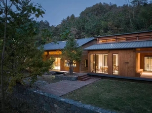 Forêt de montagne Maison d'hôtes moderne en rondins Ambiance sereine et chaleureuse Mur-rideau en verre et aménagement ouvert Maisons en bois pour la maison - Product Image 2