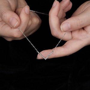 เครื่องประดับมอเตอร์ไซค์สไตล์มินิมอล สร้อยคอเงินแท้ ประดับด้วยมอยส์ซาไนต์สุดหรู - Product Image 4