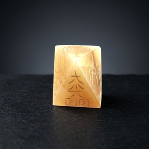 Pyramide en cristal de quartz clair Feng Shui Reiki avec symbole gravé à l'or, décoration artisanale pour la maison, occasion Thanksgiving - Product Image 5