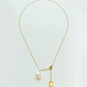 Collar de Dos Colgantes con Perlas Naturales de Lujo Ligero, con Etiqueta Colgante con Letra, Muchos Detalles en Lino, Plata y Blanco, Textura de Nicho - Product Image 5