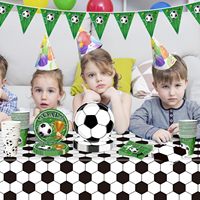 Fournitures de fête d'anniversaire modernes sur le thème du sport de 24 pièces comprenant des assiettes, des serviettes, des tasses, des couverts verts, des bannières de nappe