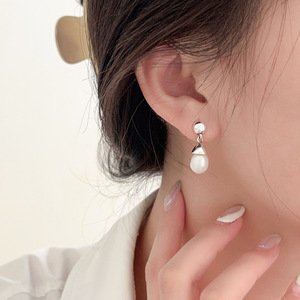 Boucles d'oreilles Yinruitai S925 en argent sterling avec perle en forme de goutte pour un usage quotidien - Product Image 1