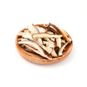 Tiras de hongos shiitake secos cultivados, tiras trituradas enteras y ensartadas para un sabor delicioso - Product Image 4