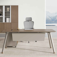 Bureau de direction moderne en forme de L, design modulaire, construction en panneaux de bois, finition artisanale, deux armoires latérales pour espace de travail