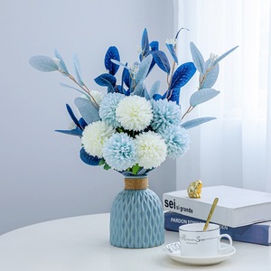 Bouquet de fleurs en soie Kch, vase bleu, eucalyptus, décoration de table, décoration de la maison - Product Image 1