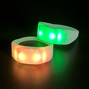 กำไลข้อมือ LED ซิลิโคนนุ่ม ควบคุมด้วย DMX 4 หลอด LED ชิป RF ระยะ 800 เมตร สำหรับคอนเสิร์ต พิมพ์โลโก้ได้โดยตรงจากโรงงาน คลื่นความถี่วิทยุ - Product Image 1
