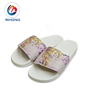 Sandales de plage estivales professionnelles en gros à bas prix, avec logo en relief, conception OEM, pantoufles personnalisées pour jeunes et adultes - Product Image 4