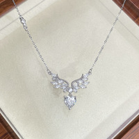 NOVA Collier Ailes d'Ange en Argent S925 Plaqué Rhodium avec Pendentif Moissanite Cœur de 1,2 ct Incrusté, Chaîne Clavicule Légère pour Femme
