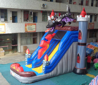 Structure de jeu flamboyante avec toboggan aquatique sec, parcours à roues, château gonflable, mur d'escalade commercial, pour fêtes promotionnelles et location