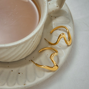 Pendientes geométricos irregulares de acero inoxidable chapado en oro de 18 quilates, joyería de moda para mujer, diseño elegante y ligero - Product Image 2