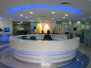 Quầy lễ tân hình cung hiện đại bằng gỗ cho tiệm làm đẹp, cửa hàng quần áo, công ty, quầy thu ngân sơn tay - Product Image 5