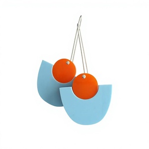 Boucles d'oreilles créoles fantaisie élégantes 2026 pour femmes, en résine acrylique colorée, bijoux tendance de qualité supérieure, cadeaux pour fêtes - Product Image 2