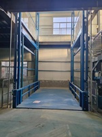 Nouvelle plateforme élévatrice verticale hydraulique à rail de guidage avec palan à chaîne pour le levage de marchandises