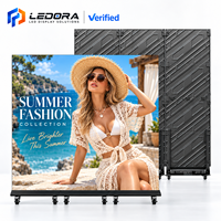 Écran d'affichage publicitaire LED sur pied à contraste élevé pour la promotion des marques en showroom, des événements commerciaux et des événements promotionnels en magasin