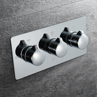 Robinet de douche mural moderne en laiton chromé avec barre coulissante, mitigeur simple, jet pluie/déperlant, et pommeau de douche rectangulaire 600x800mm