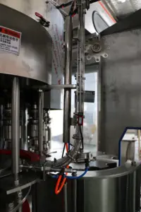 De A à Z rotatif 3 en 1 usine de boissons automatique à grande vitesse Ligne de machine de remplissage de bouteilles d'eau pure