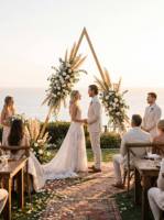 Arche de mariage triangulaire dorée de 8,5 pieds, support robuste en fer pour toile de fond, cadre portable écologique et réglable pour cérémonies et fêtes