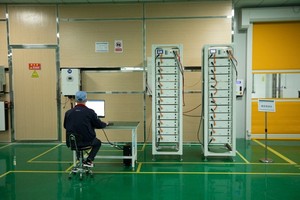 Deye LiFePO4 ESS BOS-G Pro baterai <span class=keywords><strong>Lithium</strong></span> Ion 51.2V 100Ah berkualitas tinggi untuk sistem tenaga surya
