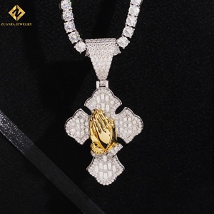 Pendentif Hip Hop religieux pour homme, motif croix et mains en prière, en argent 925 plaqué or, entièrement serti de moissanite - Product Image 1