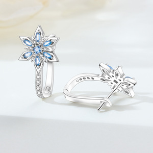 Los pendientes de copo de nieve de latón blanco son un regalo perfecto para familiares, amigos o mujeres, y también son adecuados como regalo de cumpleaños. - Product Image 4