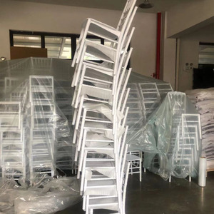 Sedie Chiavari Bianche in Plastica Impilabili Impermeabili per Matrimoni ed Eventi con Cuscino - Vendita all'Ingrosso - Product Image 6