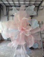 Installation artistique géante en organza de soie, décoration de toile de fond de mariage en organza de soie, fleur géante pour toile de fond de mariage