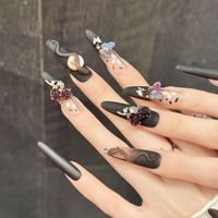 Faux ongles à presser pour femmes, noir mat, longs, forme cercueil, avec motifs papillon, rose, cristal et goutte de cristal, pour un style baroque luxueux sombre