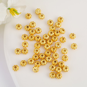 Perles d'espacement en forme de fleur dorée pour la fabrication de bijoux DIY, bracelets, colliers, style artistique rétro, composants de perles en vrac - Product Image 1