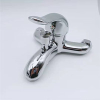 Mélangeur de longeron de douche chromé en zinc OEM Robinet de baignoire à montage mural Logo personnalisé Noyau de valve en céramique de style classique poli bon prix