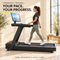 Tapis roulant électrique avec écran incurvé, équipement de gym commercial pour la course en intérieur et les entraînements cardio.