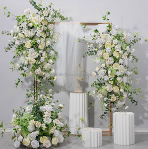 Composizione Floreale per Matrimonio, Rose Bianche Artificiali in Seta con Foglie Verdi, Decorazione per Corridoio e Ingresso Nuziale - Product Image 4