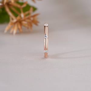 Anillo de banda de diamantes en oro rosa, joyería minimalista para mujer, anillo fino y elegante para compromiso, boda, uso diario y regalos - Product Image 6