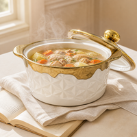 Plat à gratin en porcelaine blanche gaufrée avec bordure dorée et double poignée pour la vaisselle d'hôtel