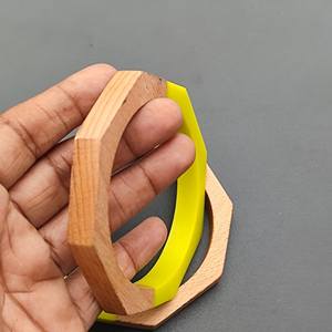 Brazaletes de Resina y Madera con Grano de Madera Natural y Detalles de Resina, Joyería Hecha a Mano para Mujer, Uso Diario - Product Image 2