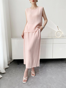 Ensemble haut sans manches plissé Miyake et jupe midi, style décontracté quotidien, vêtements occidentaux pour femmes, vente en gros en ligne - Product Image 2