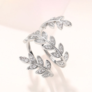Anello Classico in Ottone con Motivo a Foglie e Fiori per Donne, Design Floreale Chic, Gioiello Minimalista alla Moda, Regalo Quotidiano - Product Image 2