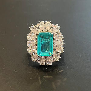 Anello Cocktail F1448 con Smeraldo, Oro Massiccio 18K, Diamanti Taglio Brillante Rotondo, Incastonatura a Pavé, Gioiello Raffinato da Donna per Fidanzamento - Product Image 4