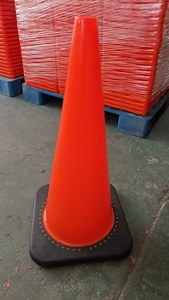 Cône de signalisation routière réfléchissant en PVC pour la construction de bâtiments et les avertissements routiers - Product Image 2